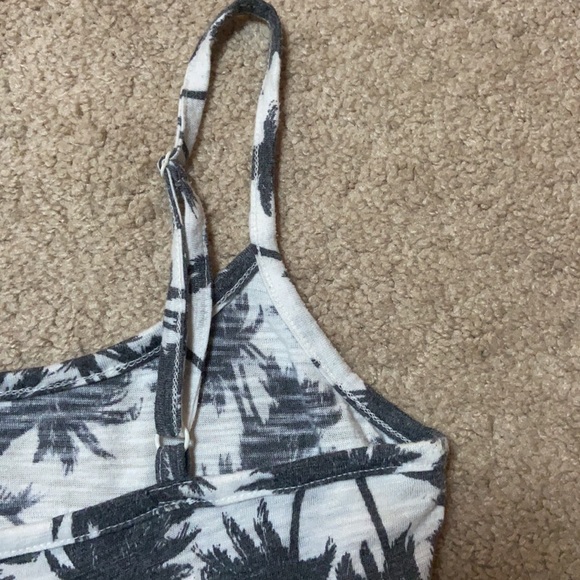 Nollie palm tree gray and white crop top - Picture 3 of 4